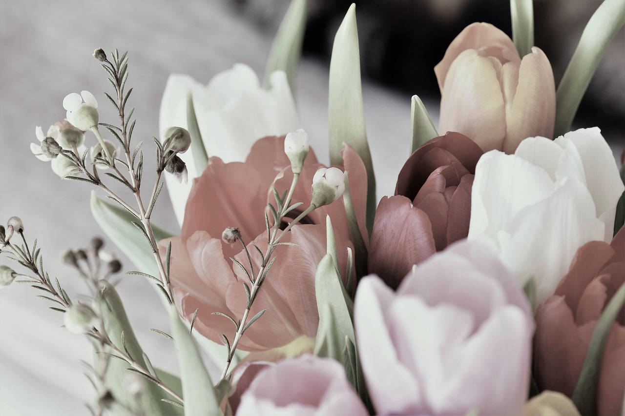 How to Arrange a Stunningly Simple Flower Bouquet